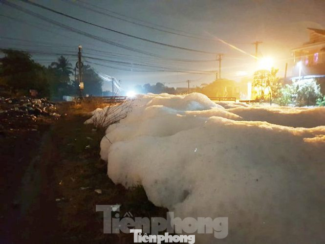 Con suối xuất hiện màu đỏ như máu ở Bình Dương ảnh 2