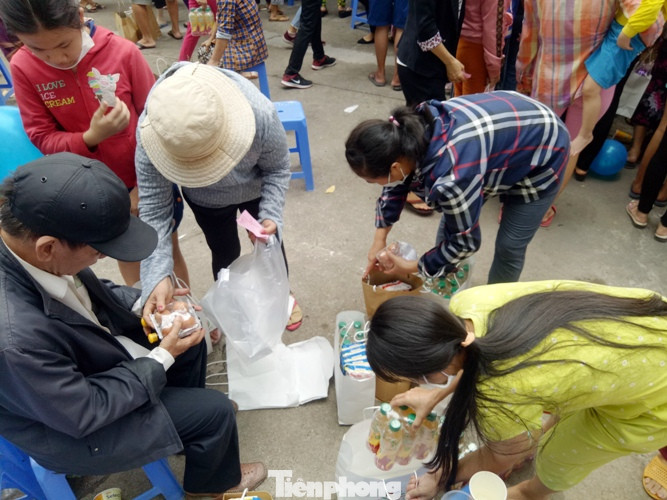 Hàng nghìn công nhân chen chân mua hàng 0 đồng ảnh 7