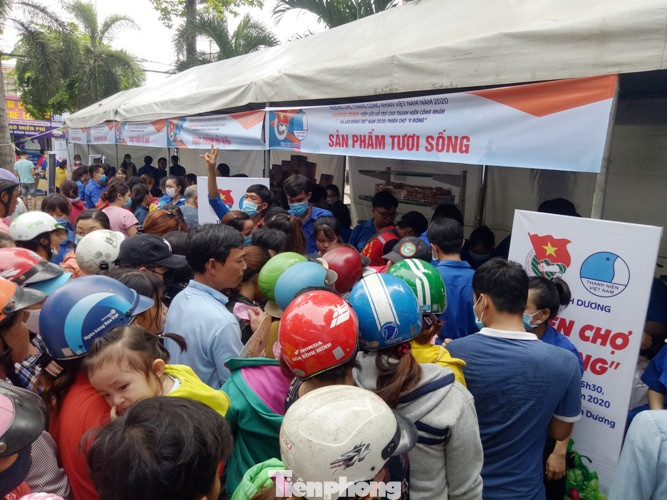 Hàng nghìn công nhân chen chân mua hàng 0 đồng ảnh 3