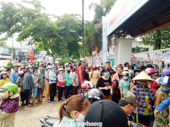 Hàng nghìn công nhân chen chân mua hàng 0 đồng ảnh 2