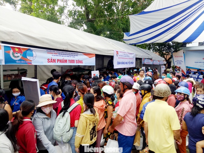 Hàng nghìn công nhân chen chân mua hàng 0 đồng ảnh 6