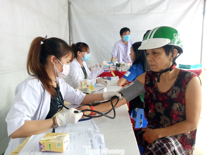 Hàng nghìn công nhân chen chân mua hàng 0 đồng ảnh 9