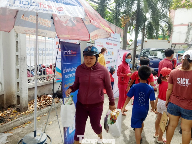 Hàng nghìn công nhân chen chân mua hàng 0 đồng ảnh 10