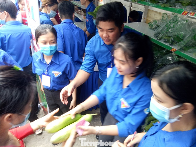 Hàng nghìn công nhân chen chân mua hàng 0 đồng ảnh 11