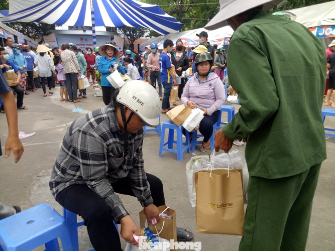 Hàng nghìn công nhân chen chân mua hàng 0 đồng ảnh 8