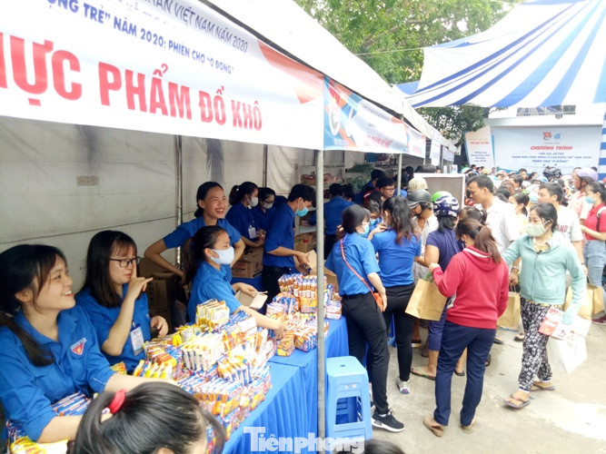 Hàng nghìn công nhân chen chân mua hàng 0 đồng ảnh 5