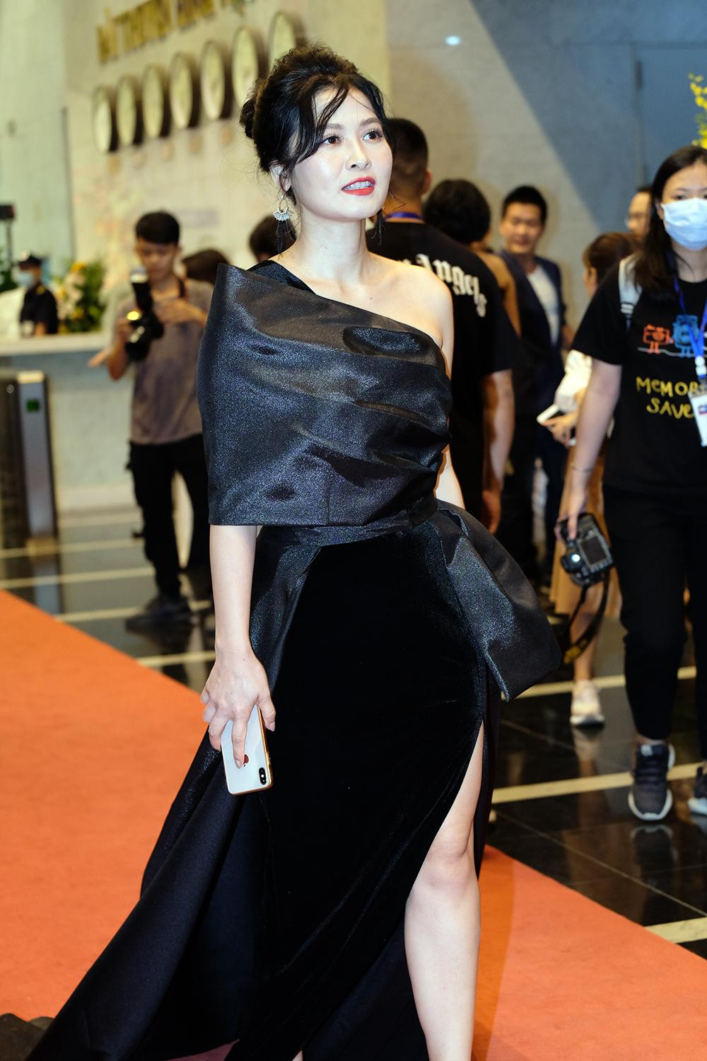 Hồng Diễm, Phương Oanh, dàn nghệ sĩ Táo quân hâm nóng thảm đỏ VTV Awards 2020 ảnh 14