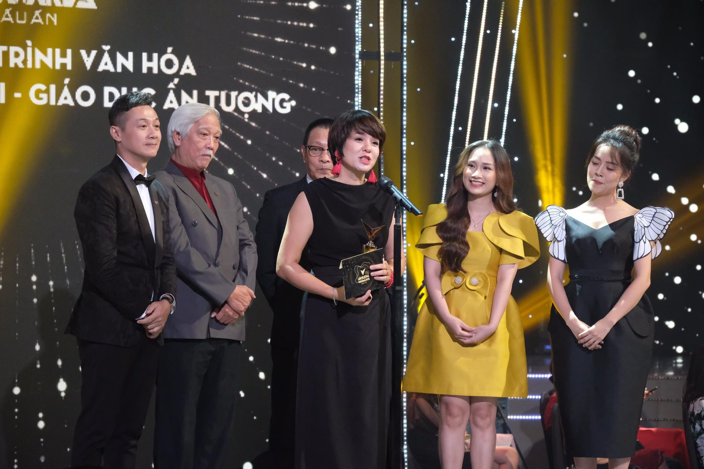 VTV Awards: ‘Hoa hồng trên ngực trái’ thắng, Xuân Nghị-Hồng Diễm ẵm giải diễn xuất ảnh 9