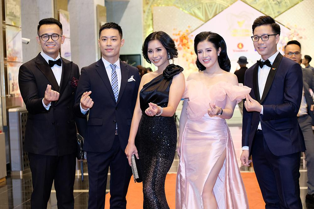 Hồng Diễm, Phương Oanh, dàn nghệ sĩ Táo quân hâm nóng thảm đỏ VTV Awards 2020 ảnh 12