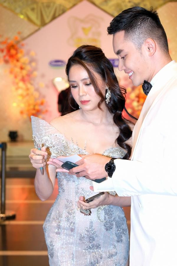 Hậu trường VTV Awards: Soi nhan sắc của BTV Mai Ngọc và dàn diễn viên lộng lẫy ảnh 9