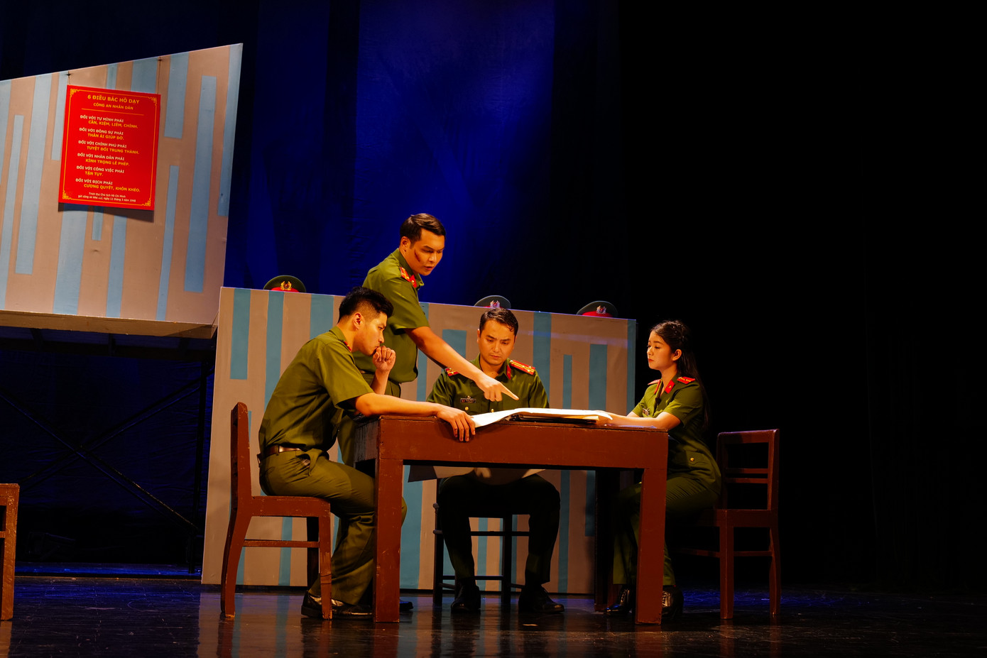 Nhà hát Tuổi trẻ hâm nóng sân khấu với vở hình sự ‘Bộ cảnh phục’ ảnh 3