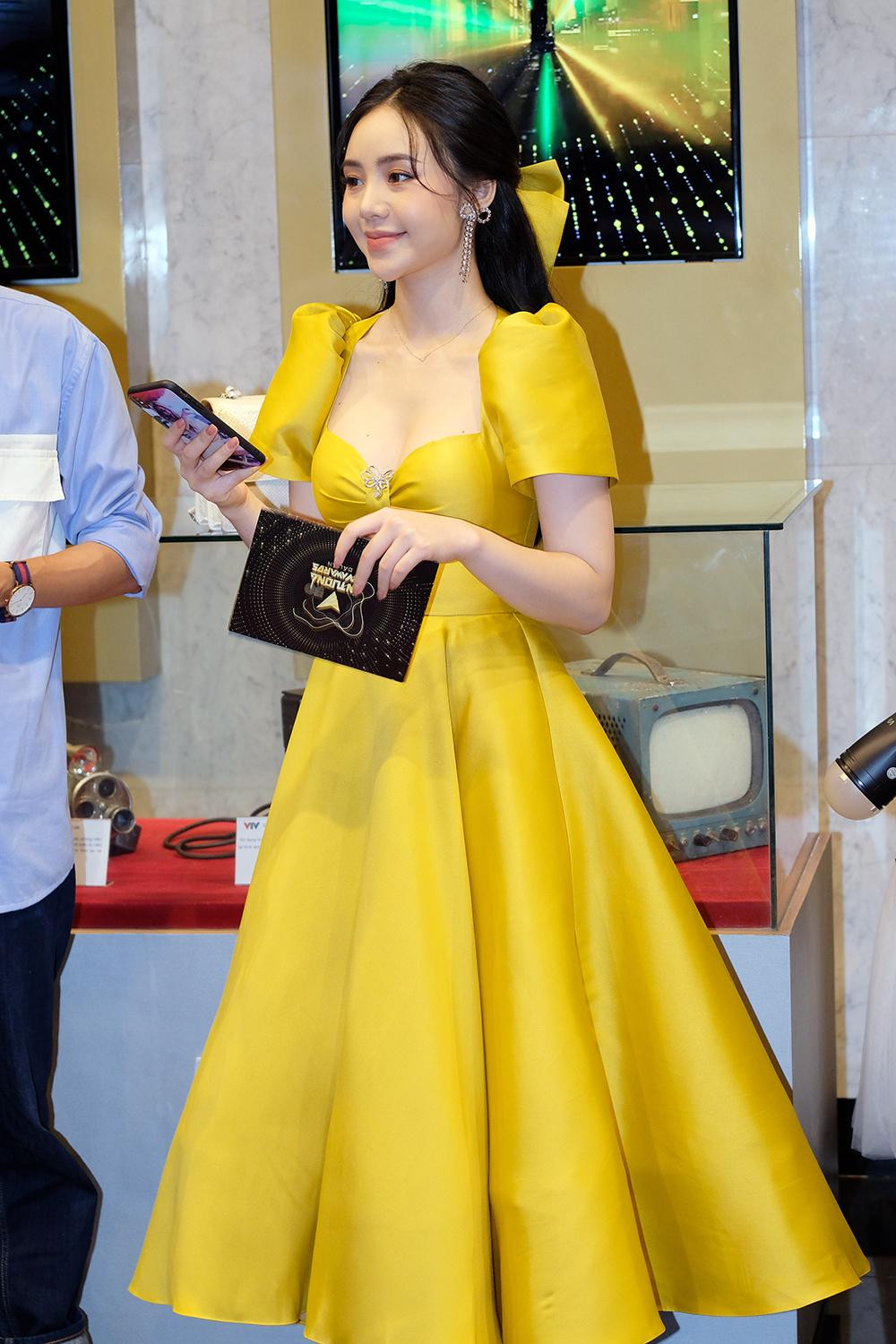 Hồng Diễm, Phương Oanh, dàn nghệ sĩ Táo quân hâm nóng thảm đỏ VTV Awards 2020 ảnh 8