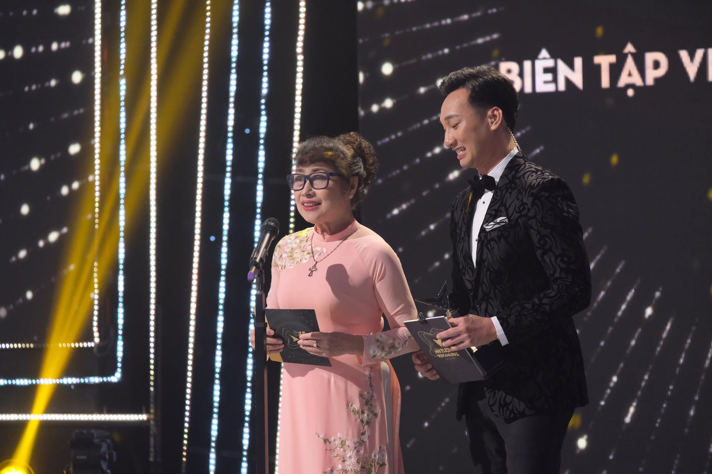 VTV Awards: ‘Hoa hồng trên ngực trái’ thắng, Xuân Nghị-Hồng Diễm ẵm giải diễn xuất ảnh 7