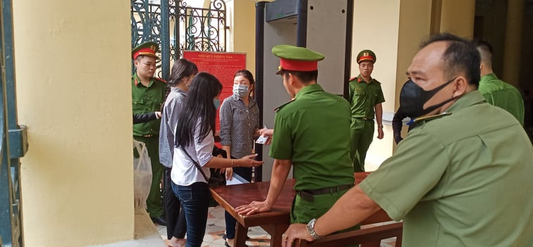 Phúc XO - kẻ nổi danh nhờ đeo 13kg vàng được dìu tới tòa ảnh 1