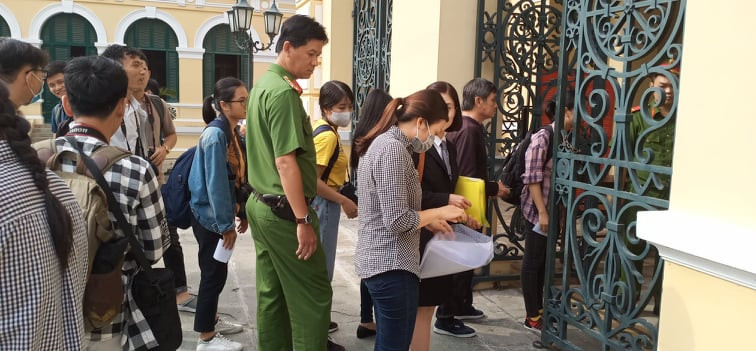 Phúc XO - kẻ nổi danh nhờ đeo 13kg vàng được dìu tới tòa ảnh 2