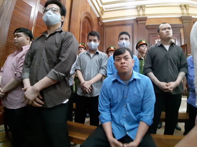 Súng đạn trong vụ án ‘đại gia’ đeo 13kg vàng Phúc XO là của ai? ảnh 1