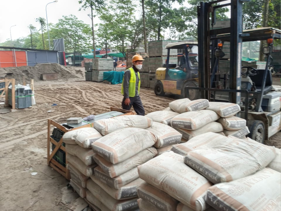 ‘Chống lệnh’ Chủ tịch Hà Nội, công trường xây dựng vẫn thi công giữa mùa dịch ảnh 2