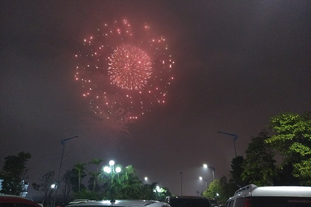 Pháo hoa không tiếng nổ mà người dân được đốt là loại pháo hoa nào? ảnh 1