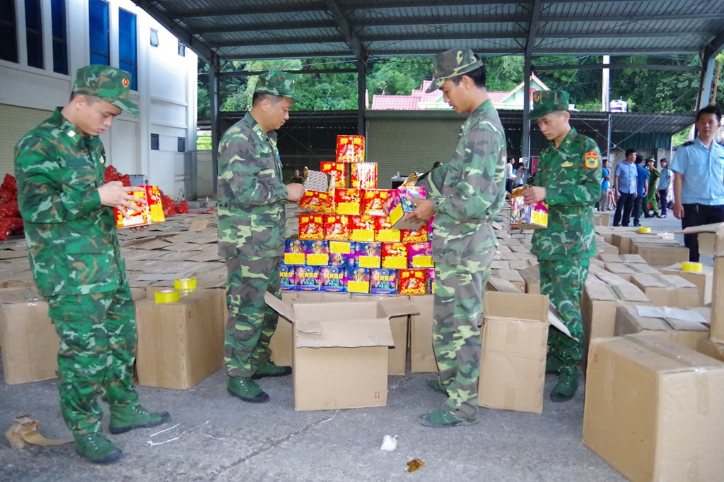 Pháo hoa không tiếng nổ mà người dân được đốt là loại pháo hoa nào? ảnh 3