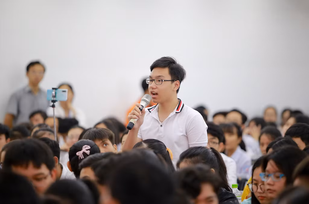 GS Ngô Bảo Châu cũng phải “bó tay” trước câu hỏi khó của học sinh miền Tây yêu Toán ảnh 2
