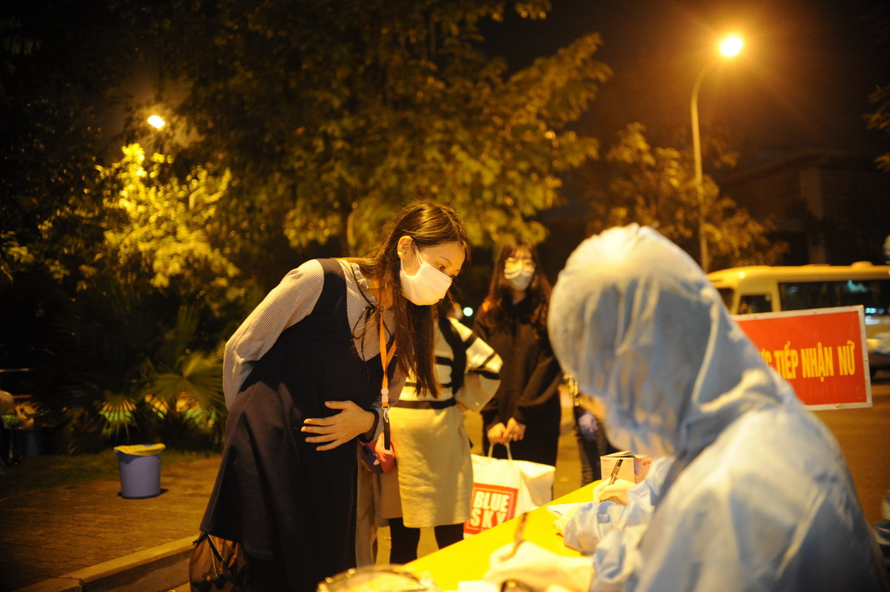 Đón đoàn người đầu tiên về khu cách ly tại KTX FPT ảnh 6