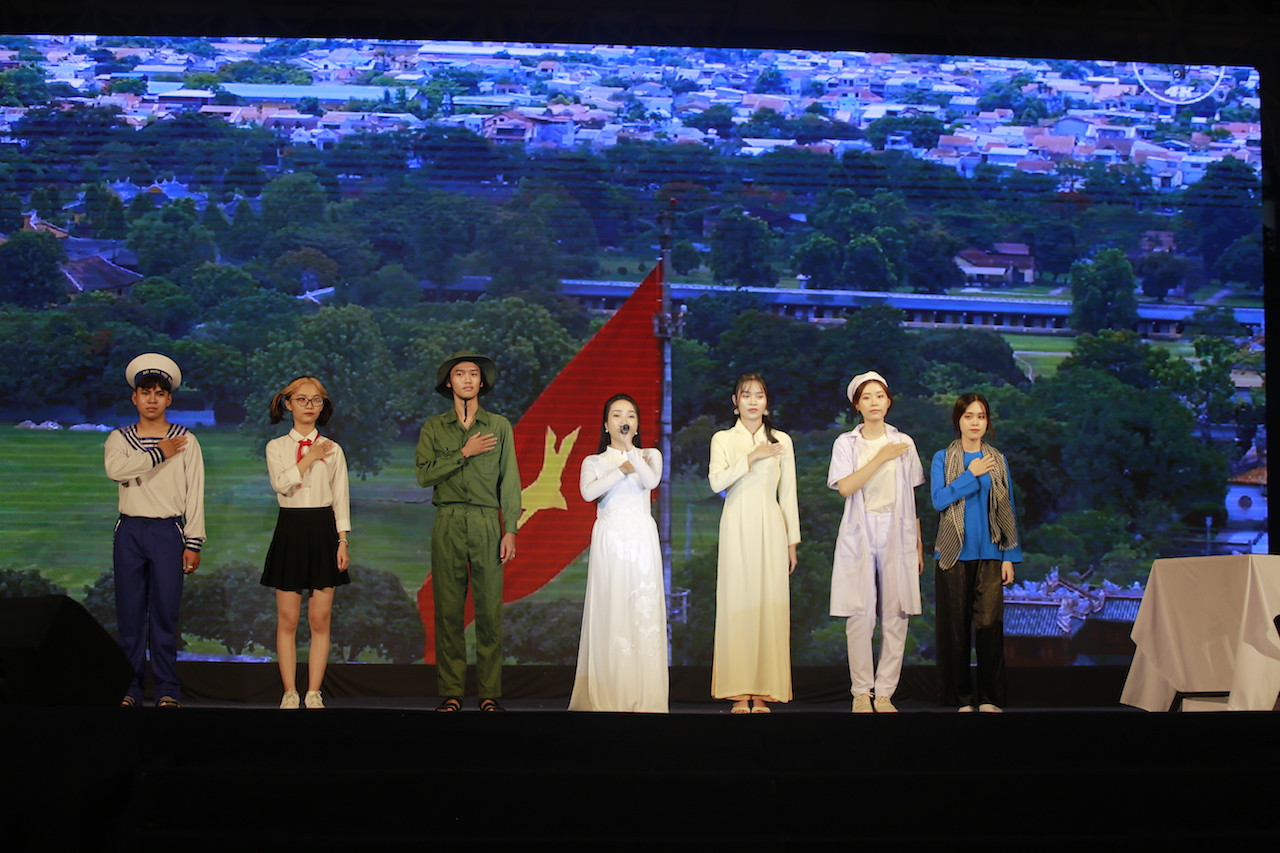 Vừa đàn vừa hát, nam sinh Quảng Bình giành Quán quân “Học bổng Tài năng” ĐH FPT ảnh 14