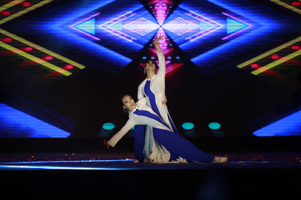 Vừa đàn vừa hát, nam sinh Quảng Bình giành Quán quân “Học bổng Tài năng” ĐH FPT ảnh 18