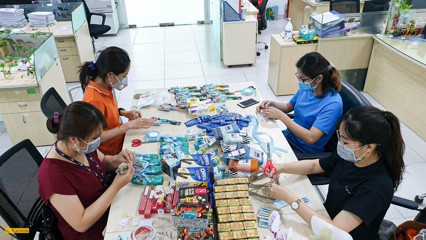 Dân công sở gói quà, sáng tác nhạc tặng y, bác sĩ tuyến đầu chống dịch ảnh 1