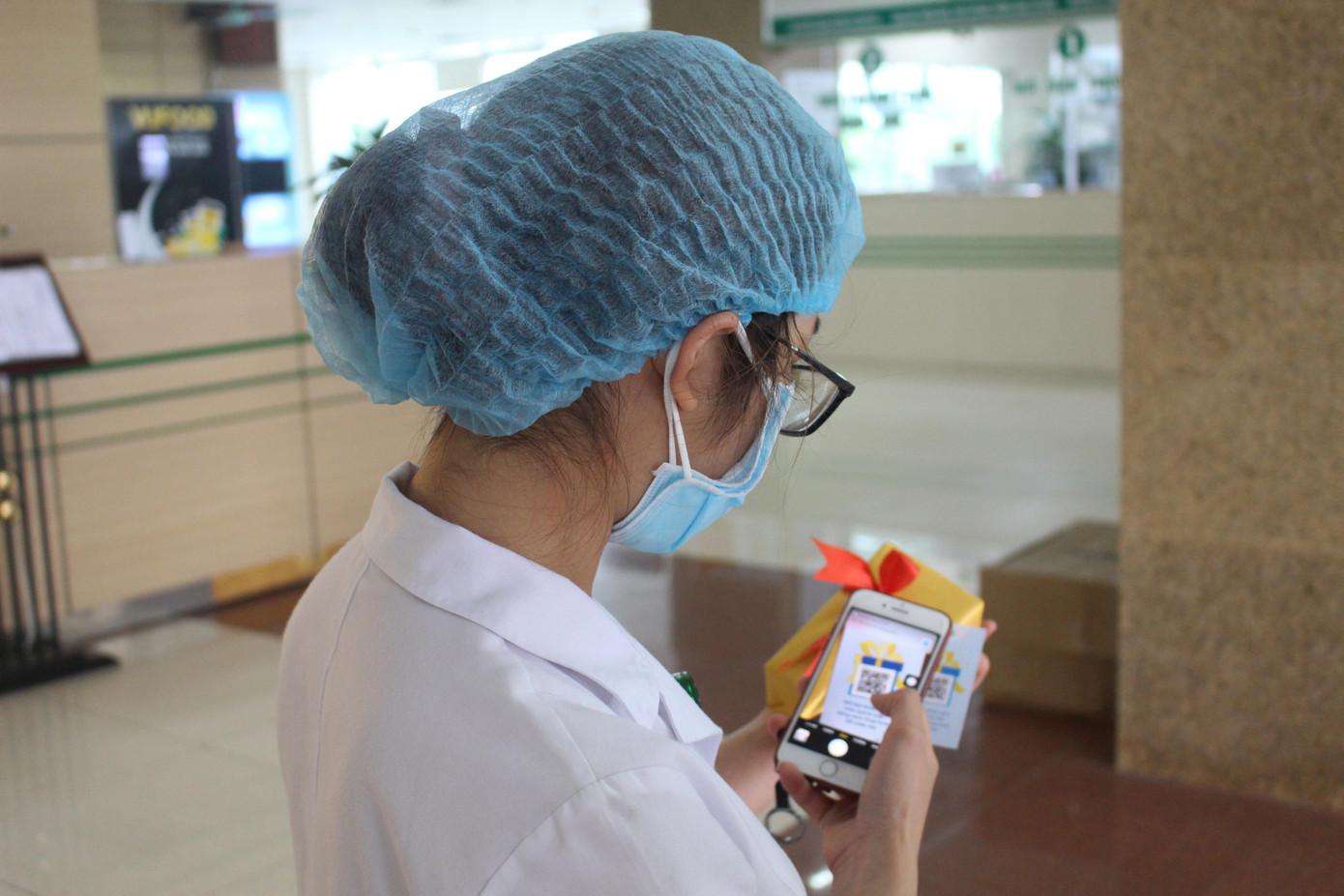 Dân công sở gói quà, sáng tác nhạc tặng y, bác sĩ tuyến đầu chống dịch ảnh 8