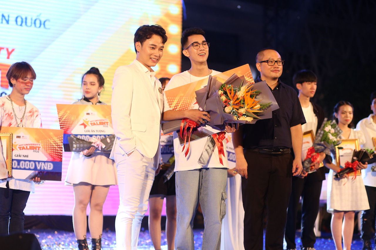 Vừa đàn vừa hát, nam sinh Quảng Bình giành Quán quân “Học bổng Tài năng” ĐH FPT ảnh 23