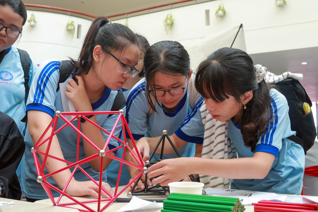 GS Ngô Bảo Châu cũng phải “bó tay” trước câu hỏi khó của học sinh miền Tây yêu Toán ảnh 6