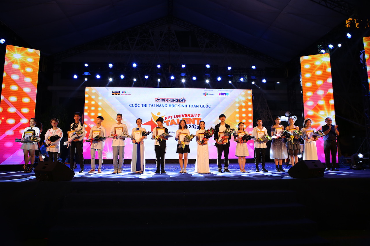 Vừa đàn vừa hát, nam sinh Quảng Bình giành Quán quân “Học bổng Tài năng” ĐH FPT ảnh 1