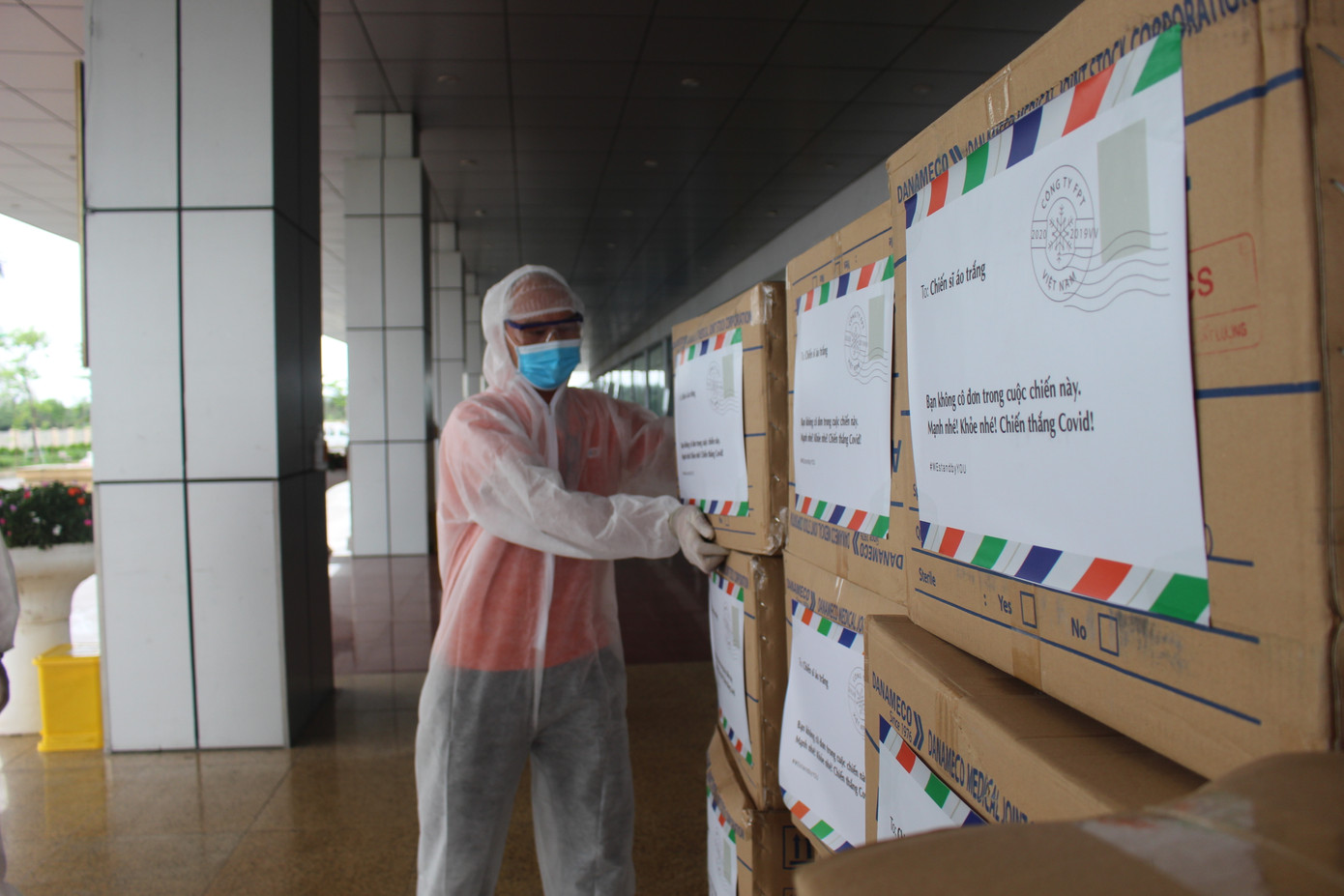 Dân công sở gói quà, sáng tác nhạc tặng y, bác sĩ tuyến đầu chống dịch ảnh 7