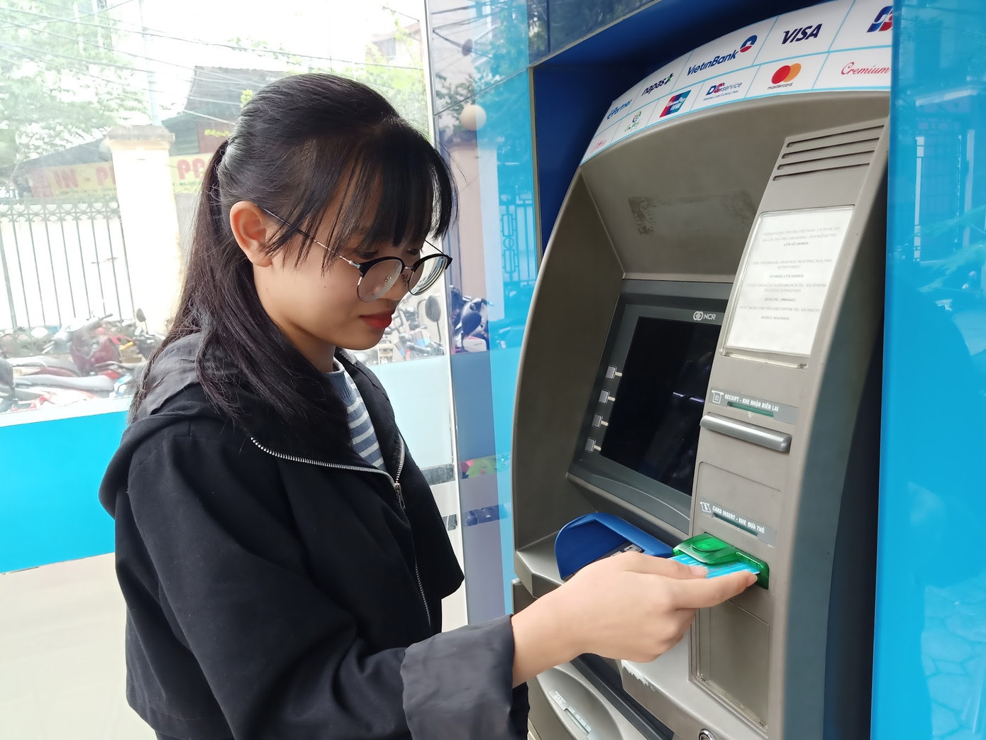 “Quẳng gánh lo” học phí, sinh viên lựa chọn cách thu mới ảnh 1