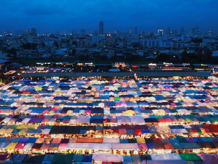 Những thiên đường du lịch từng muốn hạn chế khách, nay là “thành phố chết” vì COVID-19 ảnh 4