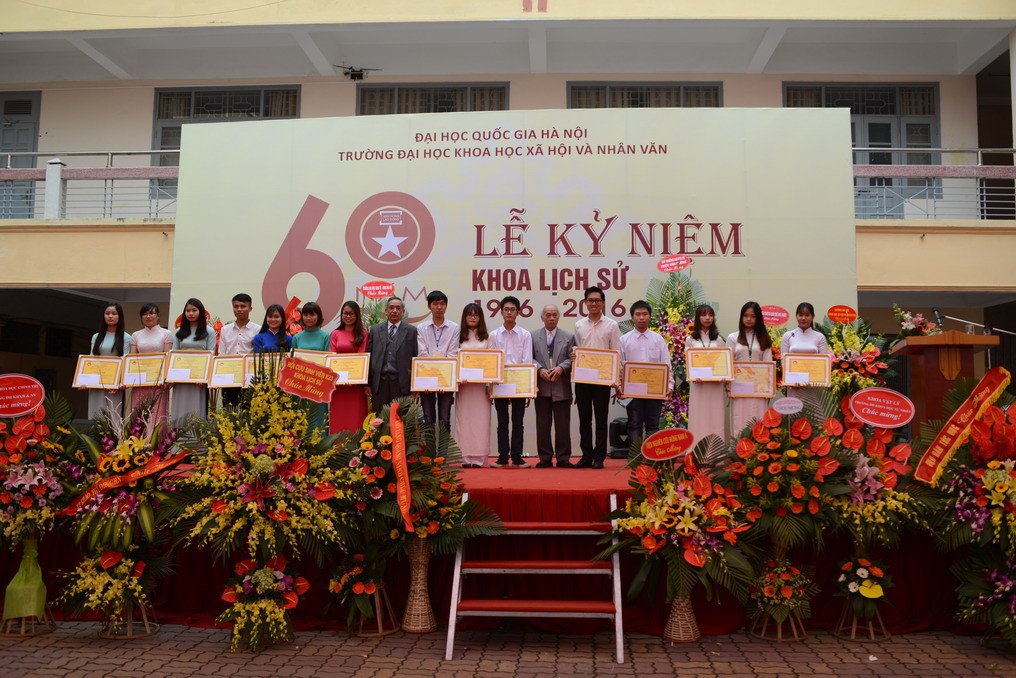 Trần Đức Anh (thứ năm, từ phải qua) nhận giải thưởng sử học Lê Văn Hưu. Trần Đức Anh - chàng đảng viên trẻ tài năng ảnh 2