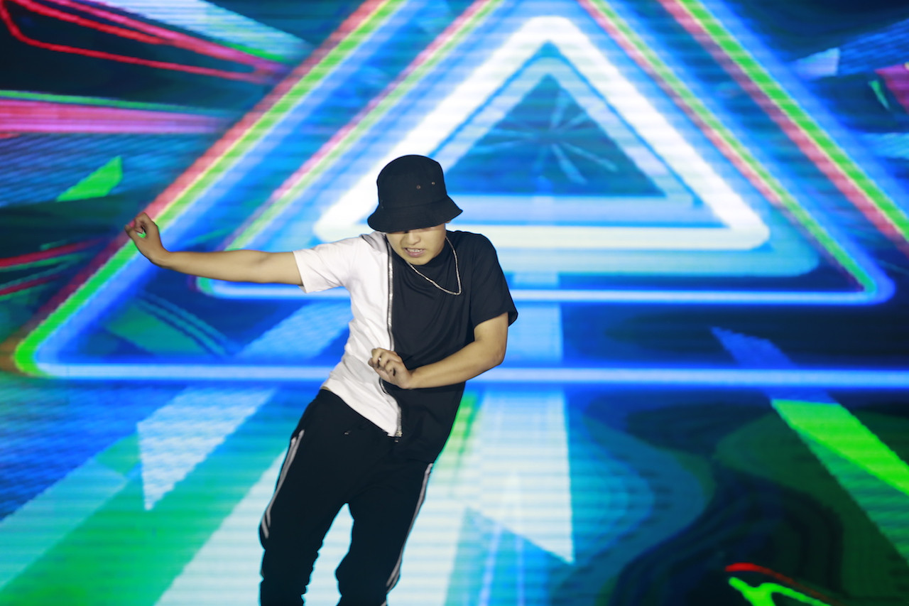 Vừa đàn vừa hát, nam sinh Quảng Bình giành Quán quân “Học bổng Tài năng” ĐH FPT ảnh 17