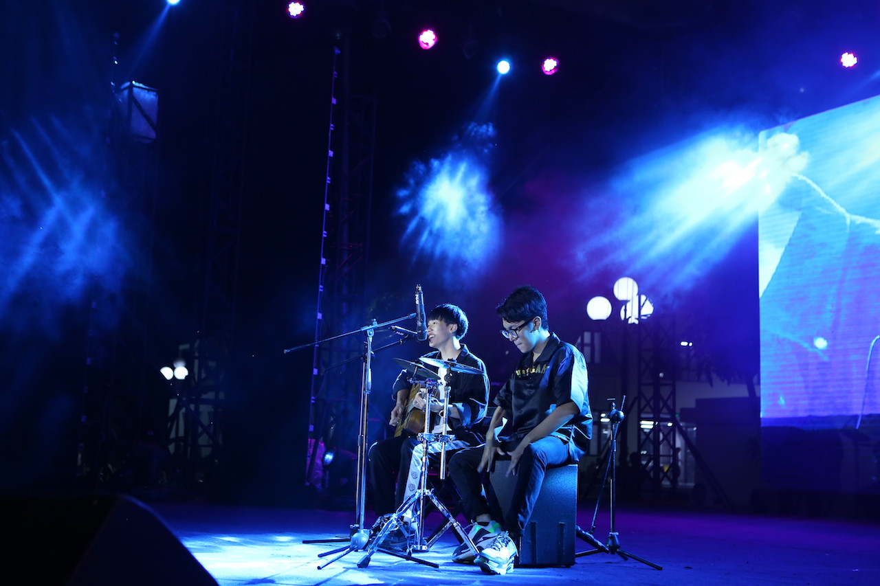 Vừa đàn vừa hát, nam sinh Quảng Bình giành Quán quân “Học bổng Tài năng” ĐH FPT ảnh 11