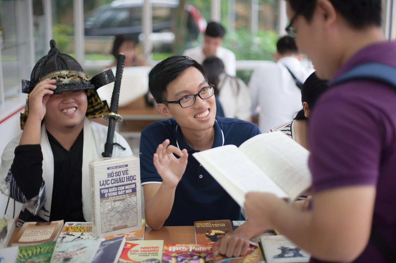 Sinh viên “khởi nghiệp” với nghề bán sách cũ ảnh 2