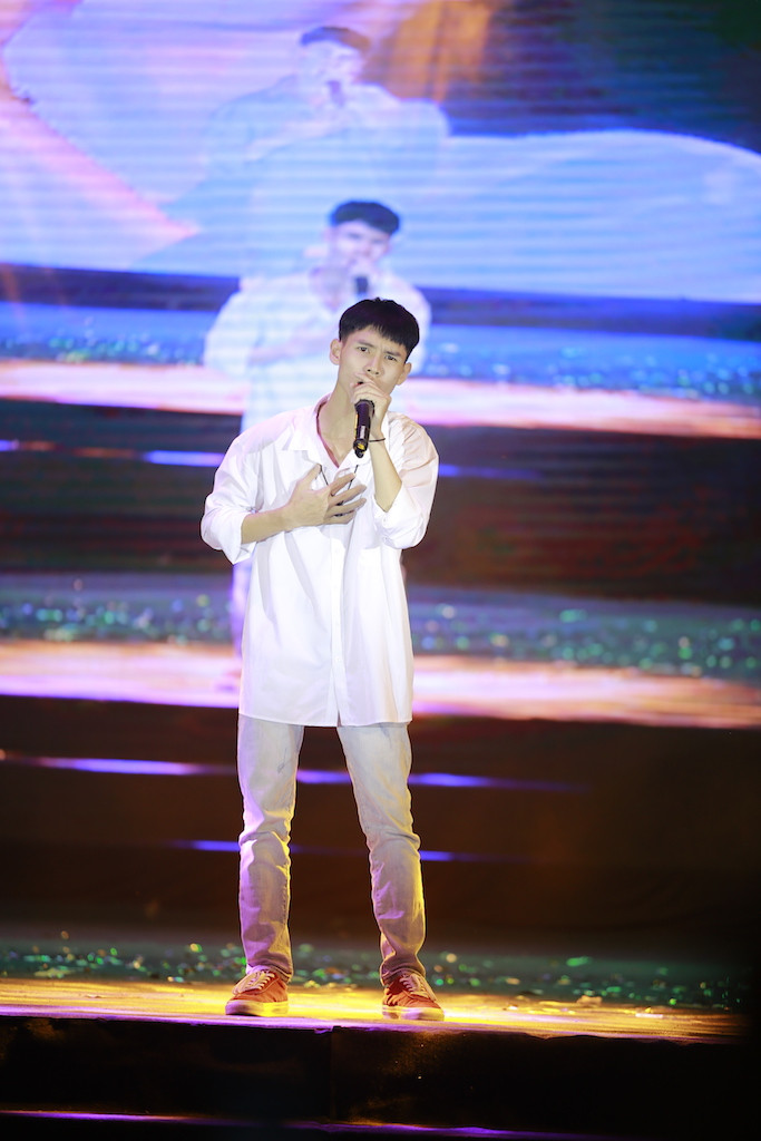 Vừa đàn vừa hát, nam sinh Quảng Bình giành Quán quân “Học bổng Tài năng” ĐH FPT ảnh 20