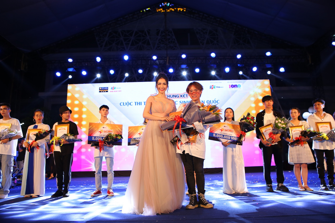 Vừa đàn vừa hát, nam sinh Quảng Bình giành Quán quân “Học bổng Tài năng” ĐH FPT ảnh 24