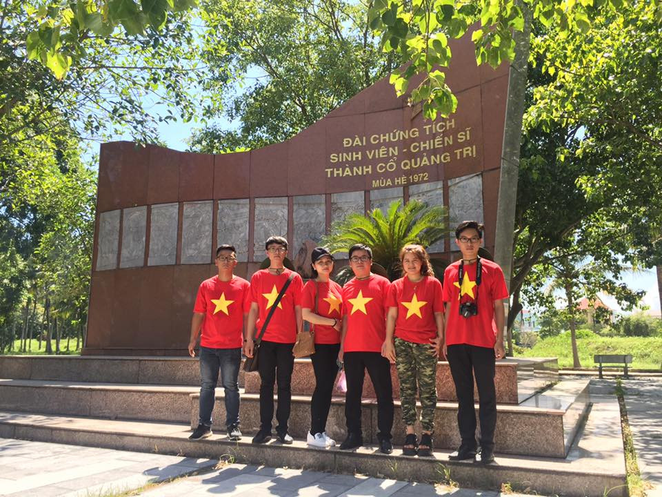 Trần Đức Anh (ngoài cùng, bên phải) trong một chuyến tình nguyện ở Quảng Trị. Trần Đức Anh - chàng đảng viên trẻ tài năng ảnh 1