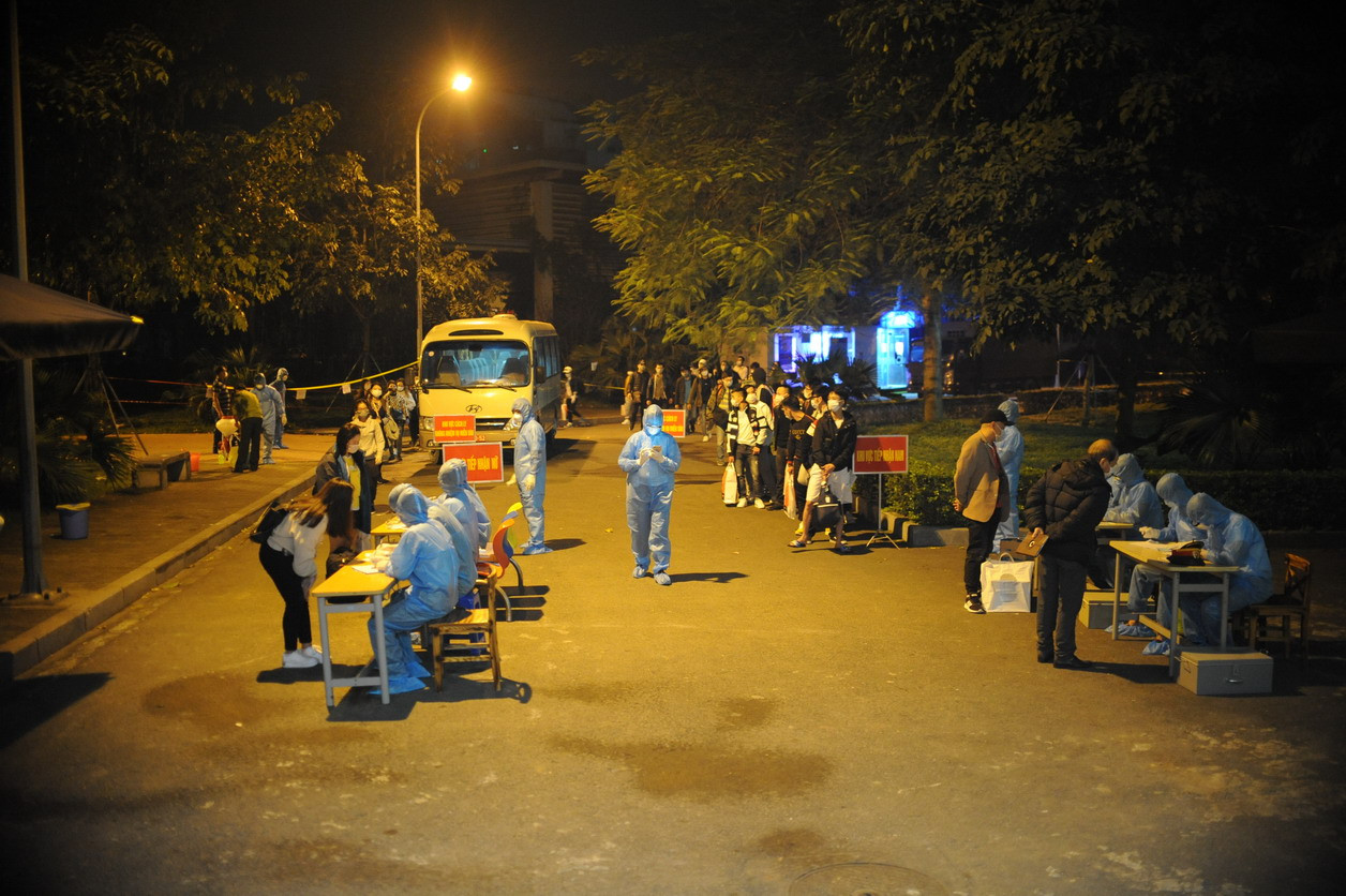 Đón đoàn người đầu tiên về khu cách ly tại KTX FPT ảnh 2