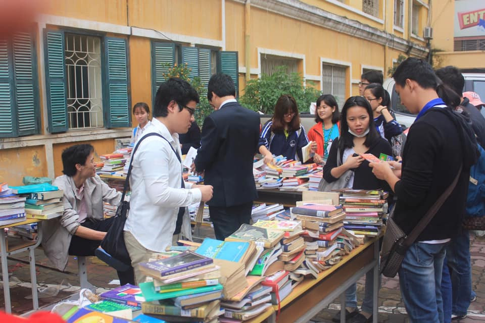 Sinh viên “khởi nghiệp” với nghề bán sách cũ ảnh 1