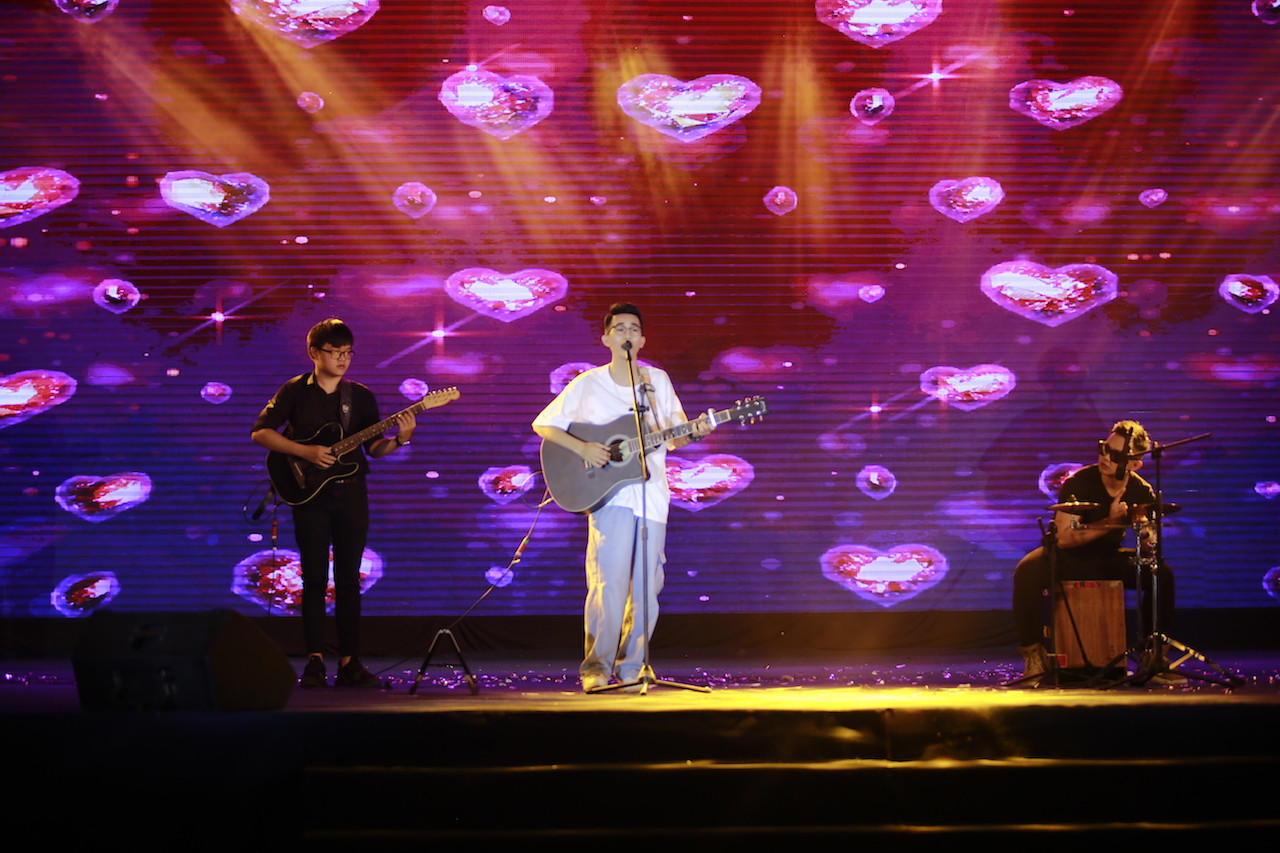 Vừa đàn vừa hát, nam sinh Quảng Bình giành Quán quân “Học bổng Tài năng” ĐH FPT ảnh 19