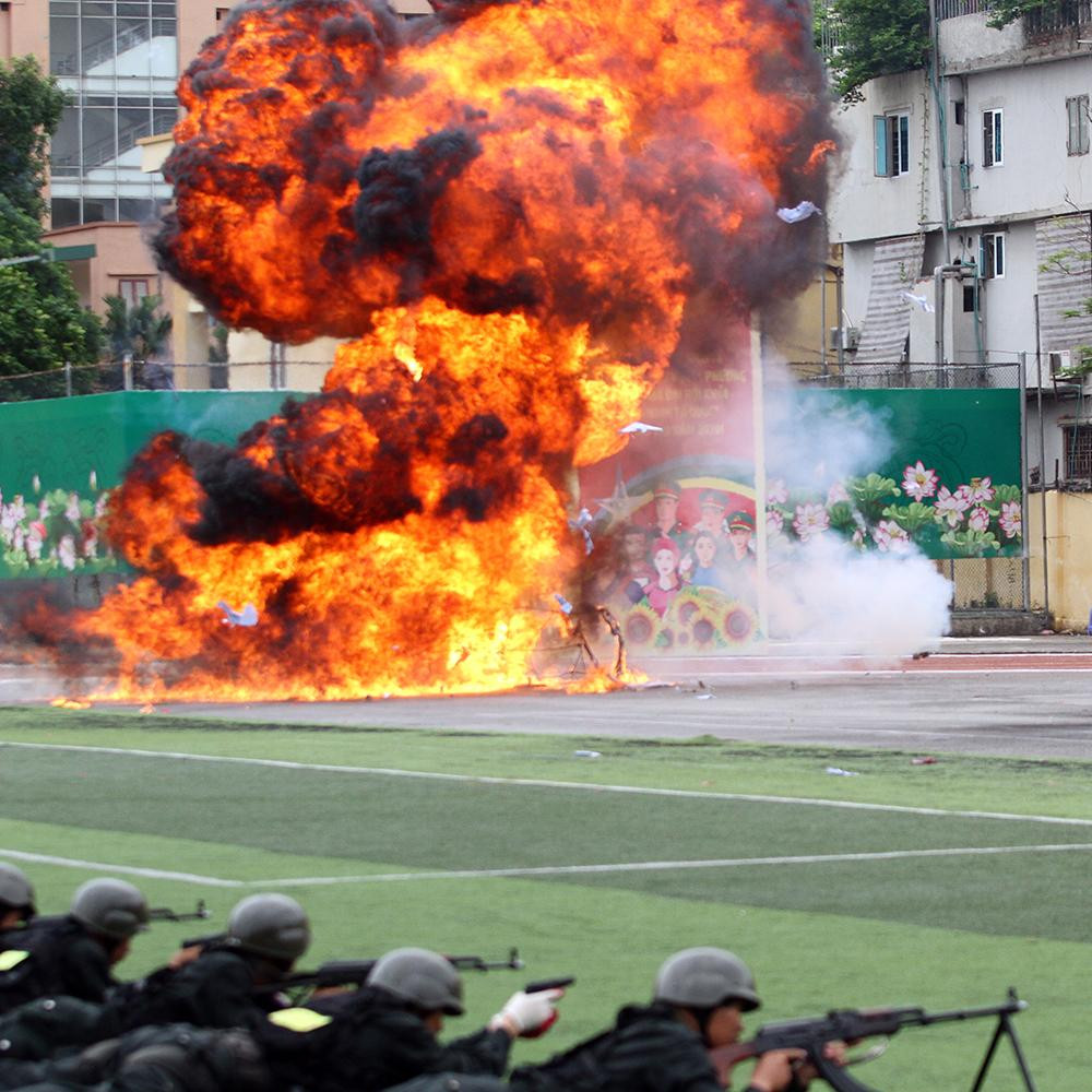 Cảnh sát biểu diễn võ thuật trong lễ khai mạc đại hội thể thao ảnh 16