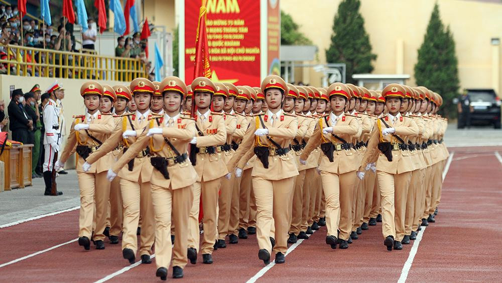 Cảnh sát biểu diễn võ thuật trong lễ khai mạc đại hội thể thao ảnh 5