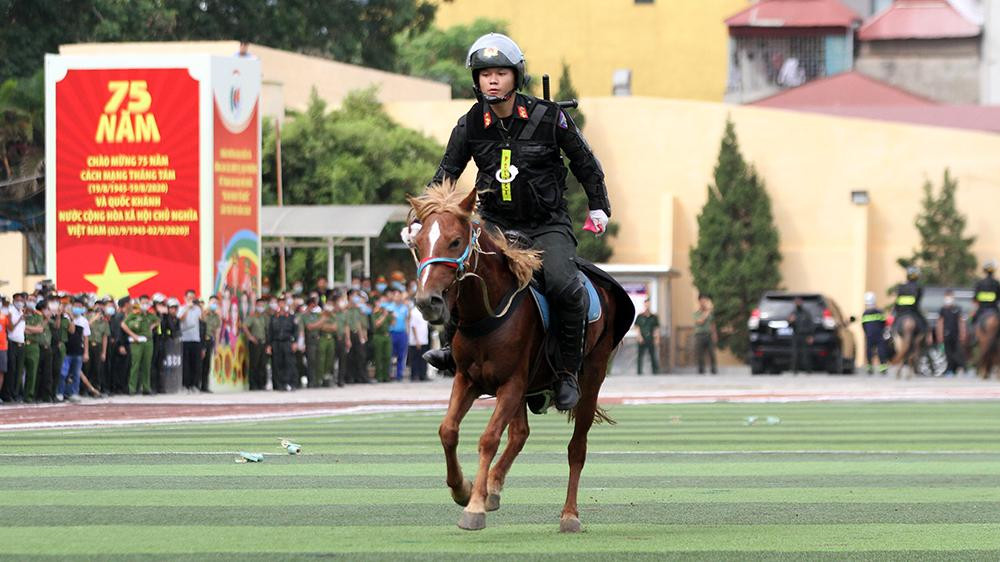 Cảnh sát biểu diễn võ thuật trong lễ khai mạc đại hội thể thao ảnh 8