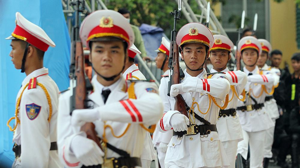 Cảnh sát biểu diễn võ thuật trong lễ khai mạc đại hội thể thao ảnh 7