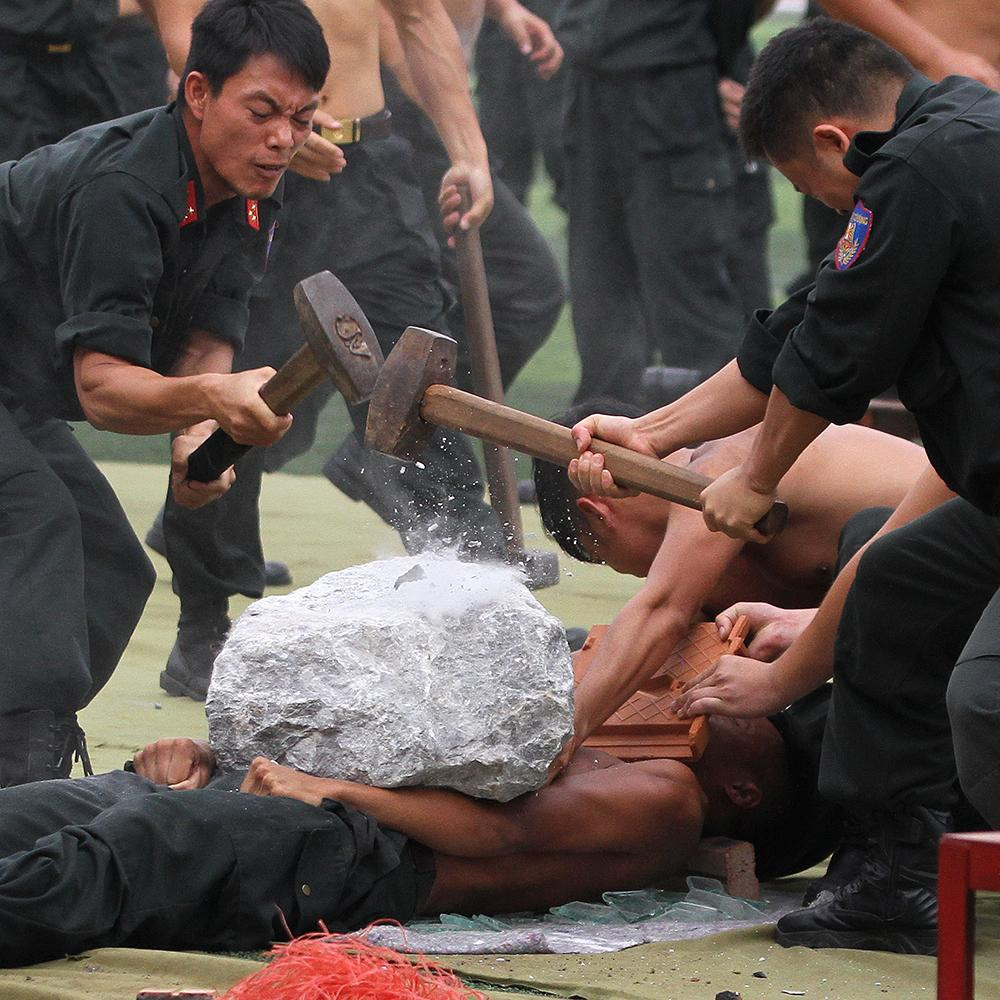 Cảnh sát biểu diễn võ thuật trong lễ khai mạc đại hội thể thao ảnh 10